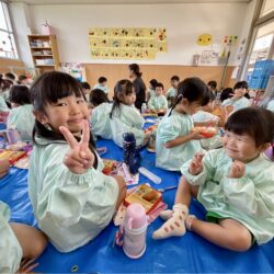 一緒に給食を食べたよ😊（年中＆年少）