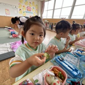 年長さんが育てたきゅうりをみんなで食べました😊